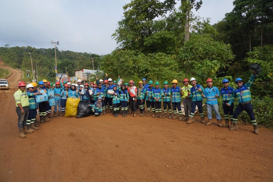 Sunday Clean: Hengjaya Mineralindo Kuatkan Komitmen Lingkungan Melalui Partisipasi Karyawan dan Kontraktor