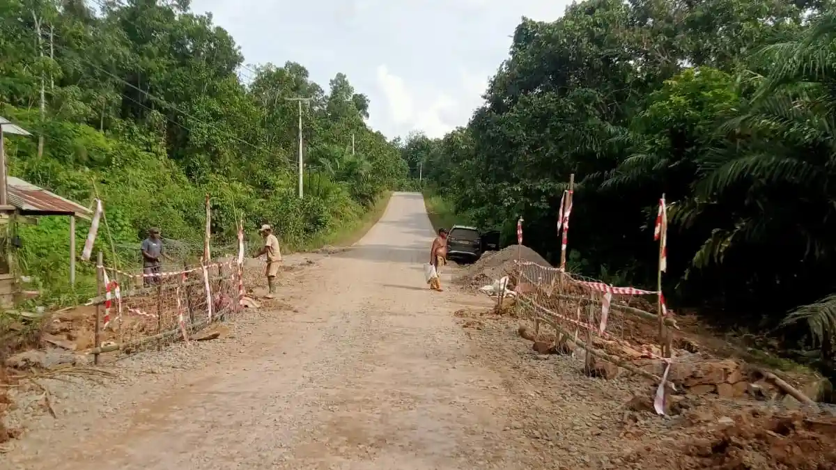 Jalur Vital Trans Kalimantan di Siluq Ngurai Kubar Kembali Normal Pasca Ambles