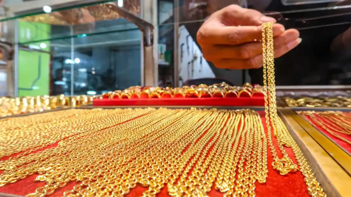 Harga Emas Antam Melambung di Akhir Pekan, Investor Pantau Pasar Global Jelang Akhir Tahun