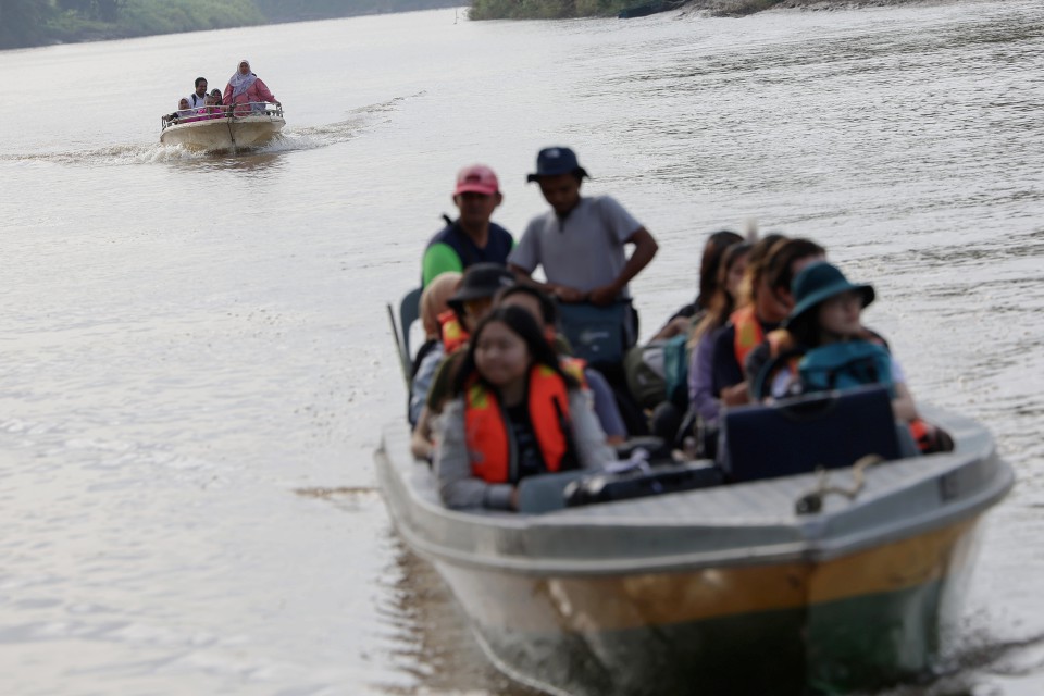 Warga Pedalaman Kinabatangan Arungi Sungai Berisiko Demi Tunaikan Hak Demokrasi