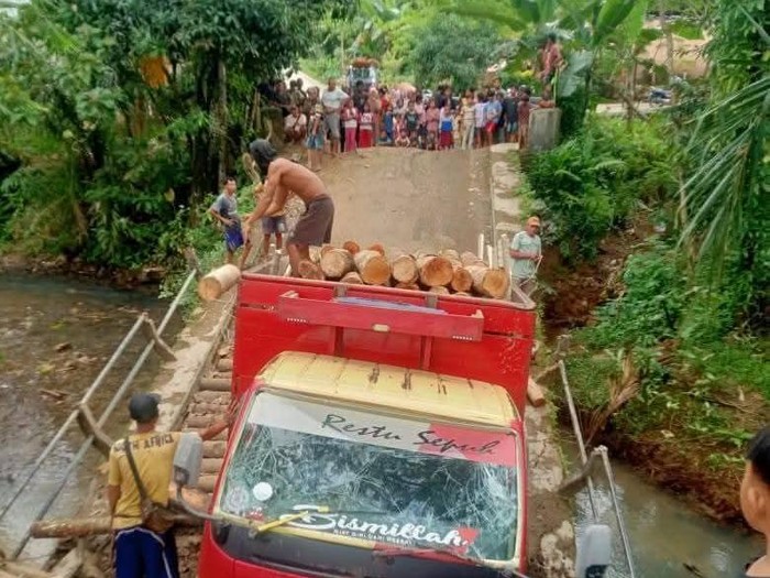 Jembatan Krusial di Pandeglang Roboh Diterjang Truk Kayu, Tiga Desa Terisolasi