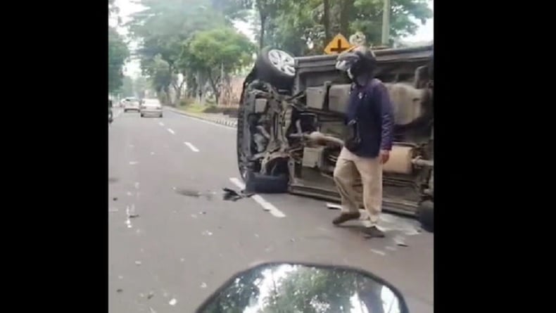 Insiden Tabrakan Beruntun di Darmo Surabaya: Toyota Vellfire Terguling, Libatkan Enam Kendaraan