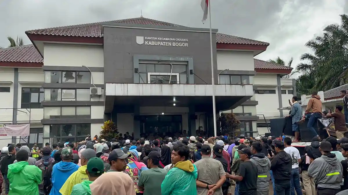 Ribuan Warga Cigudeg Geruduk Kantor Kecamatan, Desak Pembukaan Kembali Operasional Tambang